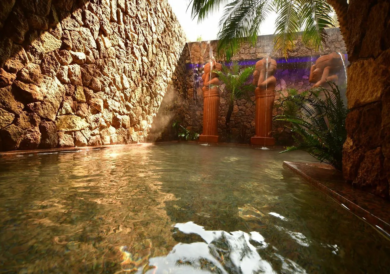 Balinese Onsen Ryokan Hakone Airu 4*,