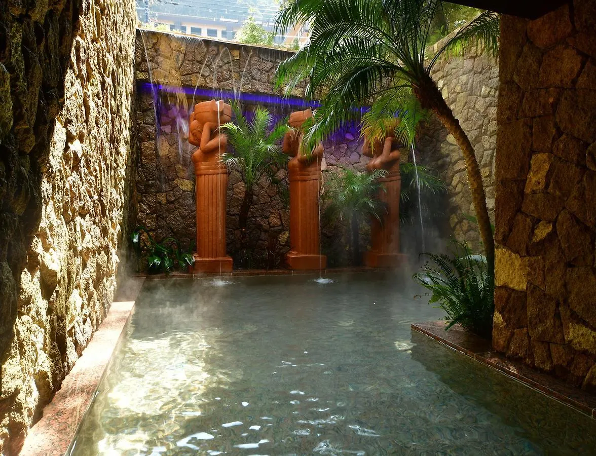 Balinese Onsen Ryokan Hakone Airu 4*,